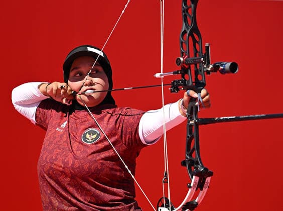 (261001) -- OKAZAKI, Oct. 1, 2026 -- Nurisa Dian Ashrifah of Indonesia competes during the compound women s individual gold medal match of archery between Nurisa Dian Ashrifah of Indonesia and Amaya Amparo Cojuangco of the Philippines at the 20th Asian Games Aichi-Nagoya 2026 in Okazaki of Aichi Prefecture, Japan, Oct. 1, 2026. ) (SP)JAPAN-OKAZAKI-ASIAN GAMES-ARCHERY-COMPOUND WOMEN S INDIVIDUAL-GOLD MEDAL MATCH YuxYang 