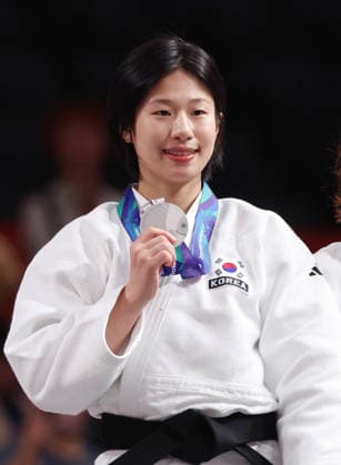 S. Korea s Jang Se-yun wins silver in judo at Asian Games S. Korea s Jang Se-yun wins silver in judo at Asian Games Jang Se-yun poses with her silver medal won in the women s -52-kilogram judo event at the Aichi-Nagoya Asian Games at Aichi International Arena in Nagoya, central Japan, on Sept. 30, 2026. (Yonhap) 2026-10-01 07:11:58 <Copyright ¨Ï 1980-2026 YONHAPNEWS AGENCY. .> ÀÏº» ÀÏº» EDITORIAL USE ONLY  Copyright: xx Korea s ???x 0868269584st