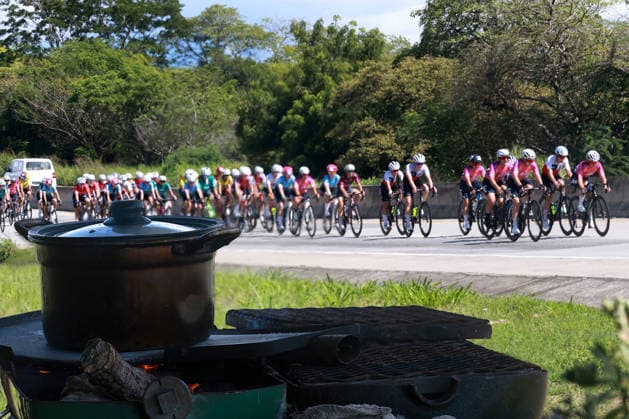 Vuelta CicloÂ­stica Femenina a Costa Rica, primera etapa Este mio rcoles se desarrolloÂ³ la primera etapa de la Vuelta CicloÂ­stica Femenina a Costa Rica 2026. 61 ciclistas pedalearon durante 109 kiloÂ³metros en la provincia de Guanacaste, durante una maoÂ±ana de cielo despejado y sol ardiente. La ganadora de la etapa, quien este jueves portaroÂ¡ la camiseta amarilla de loÂ­der general, fue la chilena Catalina Soto ( 73) quien se impuso sobre el lote en la loÂ­nea de meta. EDITORIAL USE ONLY  Copyright: xGDA LaxNacion CostaxRica-xTodosxlosxderechosxreservados.xProhibidoxelxusoxoxreproducci&oacute;nxdexestaximagenxenxCostaxRicax RafaelxPachecoxGranadosx 0868271063st
