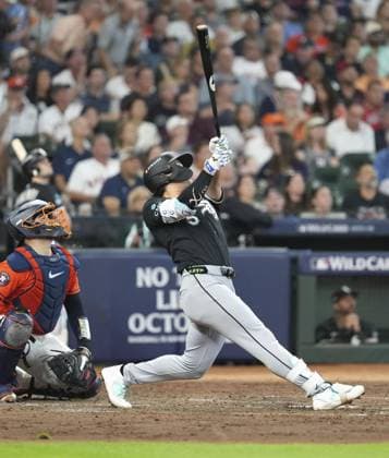 Baseball: Wild Card Series between White Sox and Astros Chicago White Sox first baseman Munetaka Murakami hits a flyout to end the fifth inning of Game 2 of the best-of-three American League Wild Card Series against the Houston Astros at Daikin Park in Houston, Texas, on Sept. 30, 2026.  A14AA0005629544P