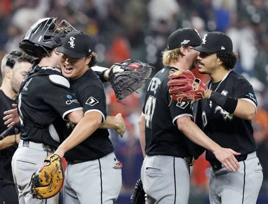 Baseball: Wild Card Series between White Sox and Astros Chicago White Sox first baseman Munetaka Murakami (2nd from L) celebrates with teammates after clinching a berth in the American League Division Series with a 7-3 victory over the Houston Astros at Daikin Park in Houston, Texas, on Sept. 30, 2026.  A14AA0005629547P