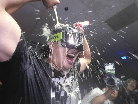Baseball: Wild Card Series between White Sox and Astros Chicago White Sox first baseman Munetaka Murakami celebrates after the club clinched a berth in the American League Division Series with a 7-3 victory over the Houston Astros at Daikin Park in Houston, Texas, on Sept. 30, 2026.  A14AA0005629551P