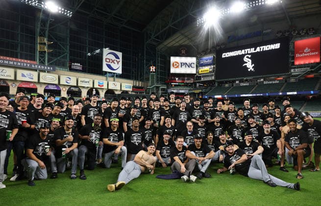 September 30, 2026, Houston, Tx, USA: Chicago White Sox players, coaches and staff gather for a group photograph after a series-clinching 7-3 win against the Houston Astros in Game 2 of the A.L. Wild Card round at Daikin Park on Wednesday, Sept. 30, 2026, in Houston. Sports News - September 30, 2026  - ZUMAm67_ 0868282758st Copyright: xJohnxJ.xKimx