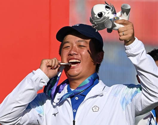 (261001) -- OKAZAKI, Oct. 1, 2026 -- Silver medalist Chang Cheng-wei of Chinese Taipei poses for photos during the victory ceremony for the compound men s individual of archery at the 20th Asian Games Aichi-Nagoya 2026 in Okazaki of Aichi Prefecture, Japan, Oct. 1, 2026. ) (SP)JAPAN-OKAZAKI-ASIAN GAMES-ARCHERY-COMPOUND MEN S INDIVIDUAL YuxYang 