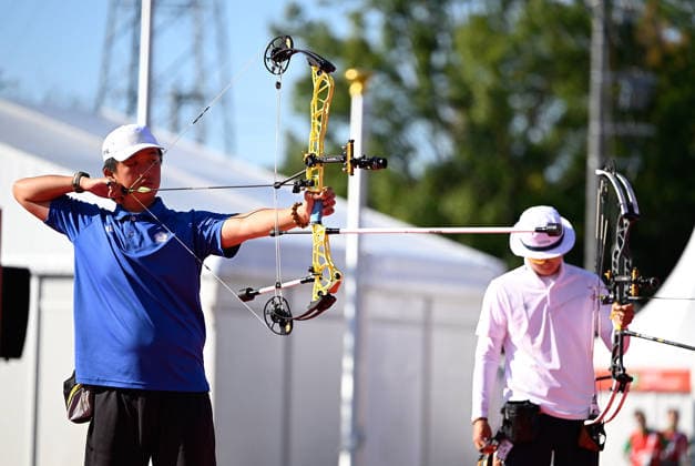 (261001) -- OKAZAKI, Oct. 1, 2026 -- Chang Cheng-wei (L) of Chinese Taipei competes aganist Kim Jongho of South Korea during their compound men s individual gold medal match of archery at the 20th Asian Games Aichi-Nagoya 2026 in Okazaki of Aichi Prefecture, Japan, Oct. 1, 2026. ) (SP)JAPAN-OKAZAKI-ASIAN GAMES-ARCHERY-COMPOUND MEN S INDIVIDUAL YuxYang 