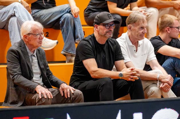 Dortmund, 30.09.2026, Handball, Damen, DHB-Pokal, 2. Runde , BVB Borussia Dortmund - SV Union Halle-Neustadt Vor dem Spiel in der Sporthalle Wellinghofen zu Gast v.ln.r. Ehrenpräsident vom BVB Reinhard Rauball, Handball Abteilungsleiter Rupert Thiele und Präsident BVB Aki Watzke