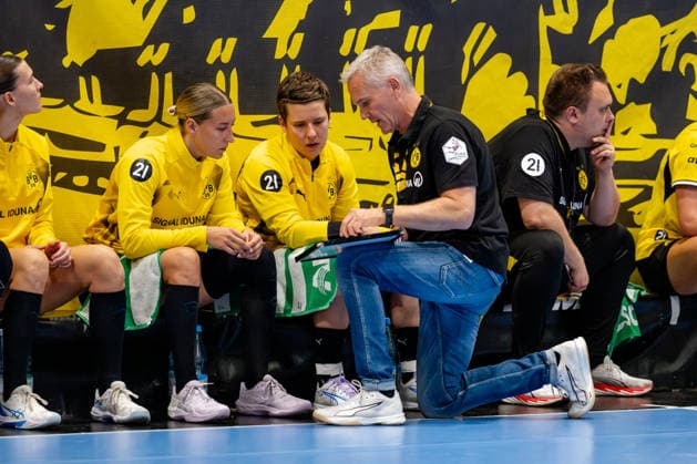 Dortmund, 30.09.2026, Handball, Damen, DHB-Pokal, 2. Runde , BVB Borussia Dortmund - SV Union Halle-Neustadt Kay Rothenpieler (Trainer BVB) gibt Anweisungen an Dana Bleckmann (BVB, 66) und Alina Grijseels (BVB, 4)