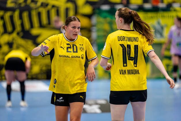 Dortmund, 30.09.2026, Handball, Damen, DHB-Pokal, 2. Runde , BVB Borussia Dortmund - SV Union Halle-Neustadt Merel Freriks (BVB, 20) im Gespräch mit Alieke van Maurik (BVB, 14) während des Spiels