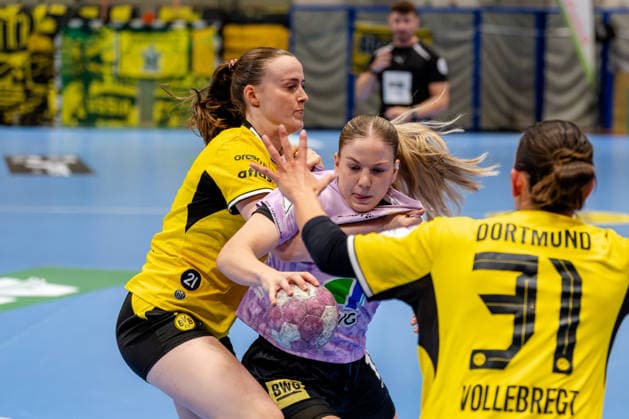 Dortmund, 30.09.2026, Handball, Damen, DHB-Pokal, 2. Runde , BVB Borussia Dortmund - SV Union Halle-Neustadt Alieke van Maurik (BVB, 14) im Zweikampf mit Viktoria Marksteiner (SV Union Halle-Neustadt, 10)