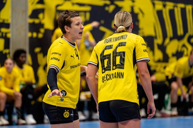 Dortmund, 30.09.2026, Handball, Damen, DHB-Pokal, 2. Runde , BVB Borussia Dortmund - SV Union Halle-Neustadt Alina Grijseels (BVB, 4) im Gespräch mit Dana Bleckmann (BVB, 66) während des Spiels