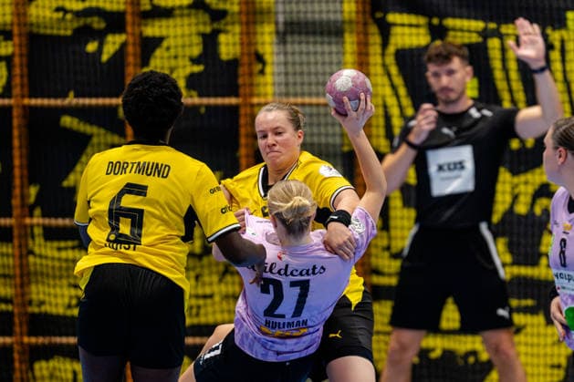 Dortmund, 30.09.2026, Handball, Damen, DHB-Pokal, 2. Runde , BVB Borussia Dortmund - SV Union Halle-Neustadt Lisa Antl (BVB, 9) im Zweikampf mit Lynn Holtman (SV Union Halle-Neustadt, 27)