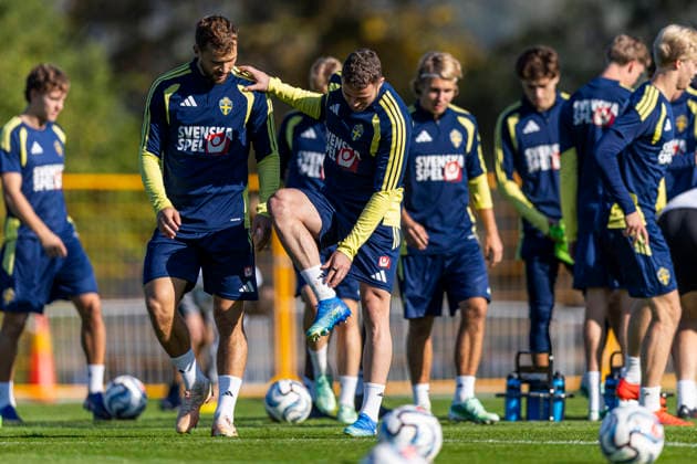 261001 Jesper Karlström and Gabriel Gudmundsson of Swedish men s national football team at a training session during the national team, Nationalteam on October 1, 2026 in Stockholm. Photo: Caisa Rasmussen BILDBYRAN COP 353 CR0075 fotboll football soccer fotball landskamp träning practice training sverige sweden sverige a bbeng Copyright: CAISAxRASMUSSEN BB261001CR016