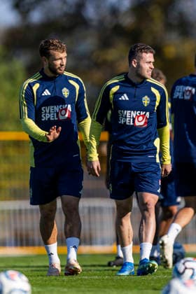 261001 Jesper Karlström and Gabriel Gudmundsson of Swedish men s national football team at a training session during the national team, Nationalteam on October 1, 2026 in Stockholm. Photo: Caisa Rasmussen BILDBYRAN COP 353 CR0075 fotboll football soccer fotball landskamp träning practice training sverige sweden sverige a bbeng Copyright: CAISAxRASMUSSEN BB261001CR017