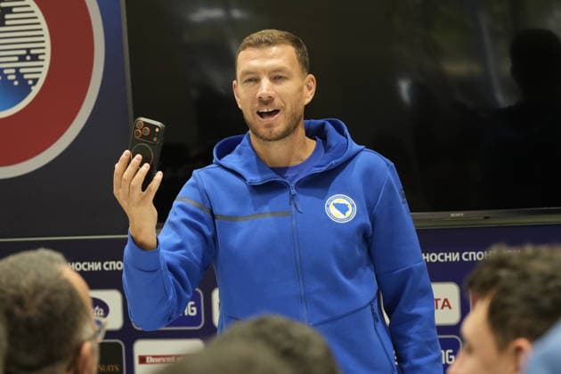 SARAJEVO, BOSNIA-HERZEGOVINA PK 20261001 Bosnia-Herzegovina s Edin DÅ¾eko, who will play his last international match, Länderspiel, Nationalmannschaft against Sweden, during Thursday s press conference, PK, Pressekonferenz in Sarajevo ahead of Friday s Nations League match against Sweden in Zenica. SARAJEVO BOSNIA-HERZEGOVINA x10030x Copyright: xJonasxEkströmer TTx BOSNIA-HERZEGOVINA PK