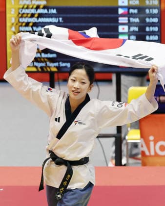 S. Korea s Jung Ha-eun wins gold in taekwondo poomsae S. Korea s Jung Ha-eun wins gold in taekwondo poomsae Jung Ha-eun of South Korea celebrates while holding the South Korean flag after winning the final of the women s poomsae event in taekwondo at the Aichi-Nagoya Asian Games at Toyohashi Gymnasium in Toyohashi, Aichi Prefecture, central Japan, on Oct. 1, 2026. (Yonhap) 2026-10-01 18:50:15 <Copyright ¨Ï 1980-2026 YONHAPNEWS AGENCY. .> ÀÏº» ÀÏº» EDITORIAL USE ONLY  Copyright: xx Korea s ???x 0868305701st