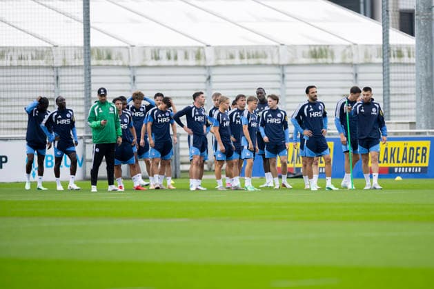 01.10.2026, Fussball, Training des FC Schalke 04. Die Spieler stehen zusammen und warten auf das Signal von Athletik-Trainer Alexander Storck (FC Schalke 04). Gelsenkirchen Trainingsgelände FC Schalke 04 NRW Deutschland xRHR-FOTO YYx Copyright: RHR-FOTOx RHR-FOTO YY