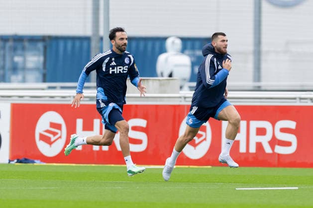 01.10.2026, Fussball, Training des FC Schalke 04. v. l. Kenan Karaman (FC Schalke 04), Hasan Kurucay (FC Schalke 04). Gelsenkirchen Trainingsgelände FC Schalke 04 NRW Deutschland xRHR-FOTO YYx Copyright: RHR-FOTOx RHR-FOTO YY