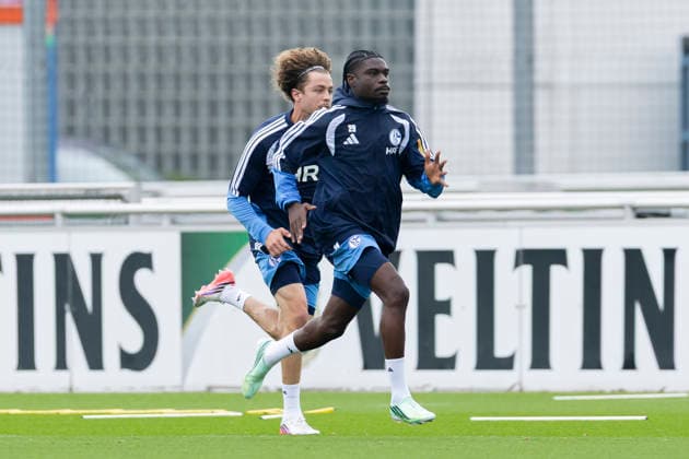 01.10.2026, Fussball, Training des FC Schalke 04. v. l. Mika Khadr (FC Schalke 04), Junior Dina Ebimbe (FC Schalke 04). Gelsenkirchen Trainingsgelände FC Schalke 04 NRW Deutschland xRHR-FOTO YYx Copyright: RHR-FOTOx RHR-FOTO YY