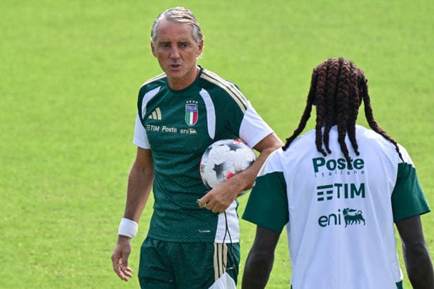 foto IPP lisa guglielmi Coverciano - Firenze 01-10-2026 Raduno della Nazionale di Calcio dell Italia nella foto Roberto Mancini (allenatore Italia) con Moise Kean (Italia) italy photo press world copyright italy ITALY  Copyright: xR4924_italyphotopressx
