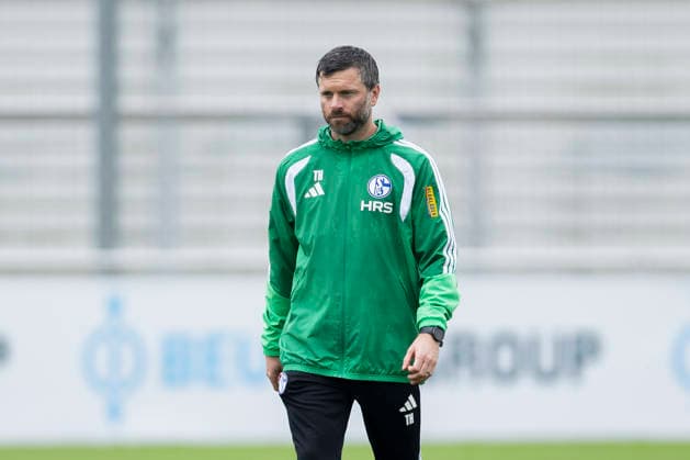 01.10.2026, Fussball, Training des FC Schalke 04. Co-Trainer Tim Hoogland (FC Schalke 04). Gelsenkirchen Trainingsgelände FC Schalke 04 NRW Deutschland xRHR-FOTO YYx Copyright: RHR-FOTOx RHR-FOTO YY