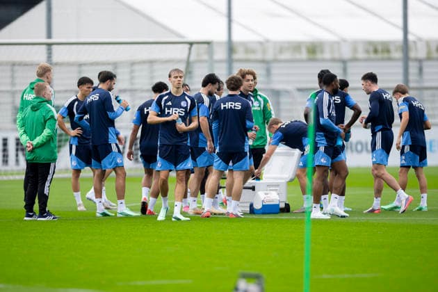 01.10.2026, Fussball, Training des FC Schalke 04. Trinkpause für die Spieler des S04. Gelsenkirchen Trainingsgelände FC Schalke 04 NRW Deutschland xRHR-FOTO YYx Copyright: RHR-FOTOx RHR-FOTO YY