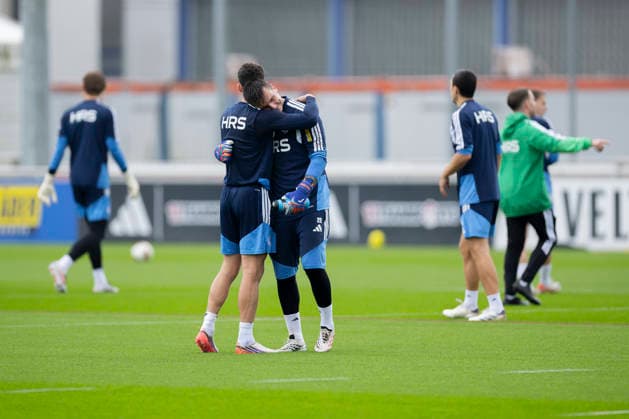 01.10.2026, Fussball, Training des FC Schalke 04. v. l. Robin Gosens (FC Schalke 04) umarmt Torwart Kevin Müller (FC Schalke 04). Gelsenkirchen Trainingsgelände FC Schalke 04 NRW Deutschland xRHR-FOTO YYx Copyright: RHR-FOTOx RHR-FOTO YY
