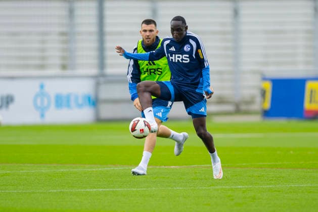 01.10.2026, Fussball, Training des FC Schalke 04. v. l. Hasan Kurucay (FC Schalke 04), Jean-Paul Ndiaye (FC Schalke 023). Gelsenkirchen Trainingsgelände FC Schalke 04 NRW Deutschland xRHR-FOTO YYx Copyright: RHR-FOTOx RHR-FOTO YY