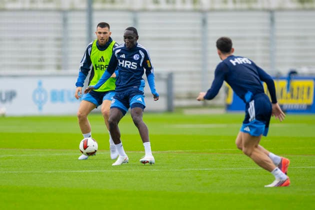 01.10.2026, Fussball, Training des FC Schalke 04. v. l. Hasan Kurucay (FC Schalke 04), Jean-Paul Ndiaye (FC Schalke 023). Gelsenkirchen Trainingsgelände FC Schalke 04 NRW Deutschland xRHR-FOTO YYx Copyright: RHR-FOTOx RHR-FOTO YY