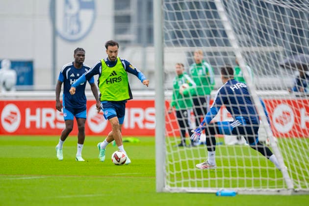 01.10.2026, Fussball, Training des FC Schalke 04. v. l. v. l. Junior Dina Ebimbe (FC Schalke 04), Kenan Karaman (FC Schalke 04), Torwart Kevin Müller (FC Schalke 04). Gelsenkirchen Trainingsgelände FC Schalke 04 NRW Deutschland xRHR-FOTO YYx Copyright: RHR-FOTOx RHR-FOTO YY