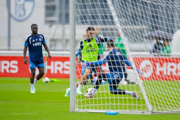 01.10.2026, Fussball, Training des FC Schalke 04. v. l. Junior Dina Ebimbe (FC Schalke 04), Kenan Karaman (FC Schalke 04), Torwart Kevin Müller (FC Schalke 04). Gelsenkirchen Trainingsgelände FC Schalke 04 NRW Deutschland xRHR-FOTO YYx Copyright: RHR-FOTOx RHR-FOTO YY