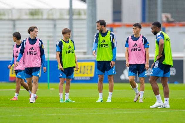 01.10.2026, Fussball, Training des FC Schalke 04. v. l. Aymen Gulasi (FC Schalke 04), Jonas Zgorecki (FC Schalke 04), Luca Vozar (FC Schalke 04), Kenan Karaman (FC Schalke 04), Louis Tober (FC Schalke 04), Moussa Sylla (FC Schalke 04). Gelsenkirchen Trainingsgelände FC Schalke 04 NRW Deutschland xRHR-FOTO YYx Copyright: RHR-FOTOx RHR-FOTO YY