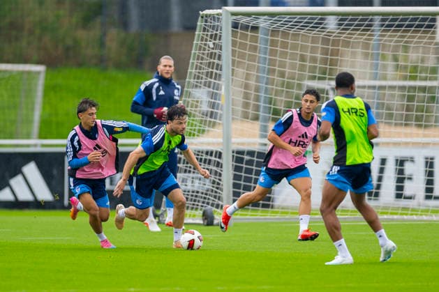 01.10.2026, Fussball, Training des FC Schalke 04. v. l. Wesley Krattenmacher (FC Schalke 04 U23), Adrian Gantenbein (FC Schalke 04), Aymen Gulasi (FC Schalke 04). Gelsenkirchen Trainingsgelände FC Schalke 04 NRW Deutschland xRHR-FOTO YYx Copyright: RHR-FOTOx RHR-FOTO YY