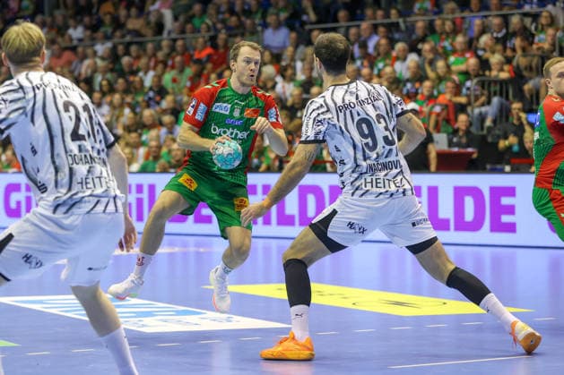 30.09.2026, xgox, Handball - Opel HBL SC Magdeburg - THW Kiel emspor, v.l. Felix Claar (Magdeburg, 7), Veron Nacinovic (Kiel, 93) Zweikampf, Duell, Kampf, tackle Magdeburg