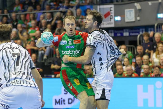 30.09.2026, xgox, Handball - Opel HBL SC Magdeburg - THW Kiel emspor, v.l. Felix Claar (Magdeburg, 7), Veron Nacinovic (Kiel, 93) Zweikampf, Duell, Kampf, tackle Magdeburg