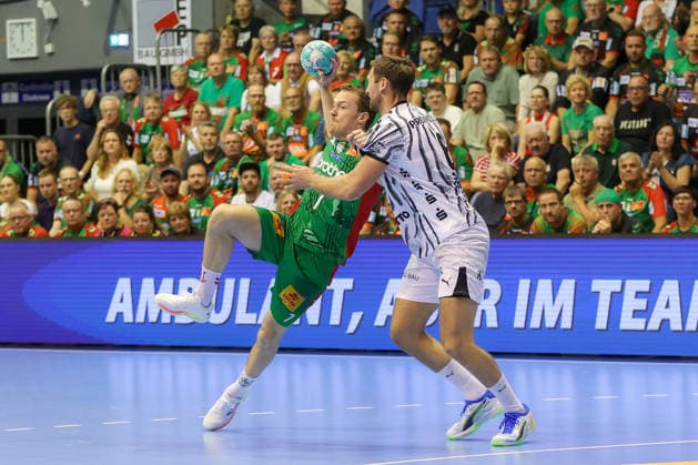30.09.2026, xgox, Handball - Opel HBL SC Magdeburg - THW Kiel emspor, v.l. Felix Claar (Magdeburg, 7), Harald Reinkind (Kiel, 6) Zweikampf, Duell, Kampf, tackle Magdeburg