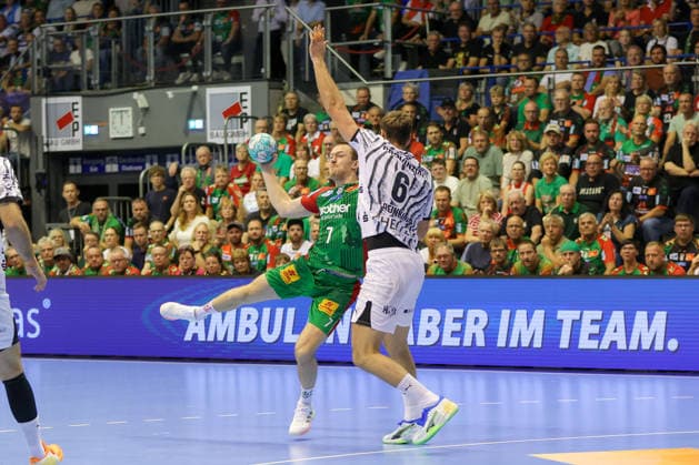 30.09.2026, xgox, Handball - Opel HBL SC Magdeburg - THW Kiel emspor, v.l. Felix Claar (Magdeburg, 7), Harald Reinkind (Kiel, 6) Zweikampf, Duell, Kampf, tackle Magdeburg