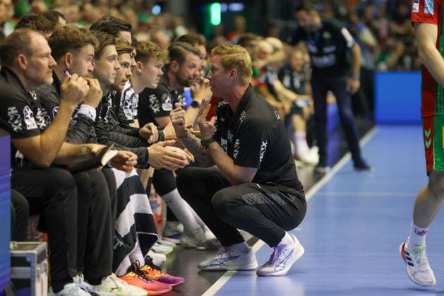 30.09.2026, xgox, Handball - Opel HBL SC Magdeburg - THW Kiel emspor, v.l. Berge Lund (Kiel, Trainer) gibt Anweisungen, gestikuliert mit den Armen, gesticulate, gives instructions Magdeburg
