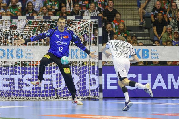 30.09.2026, xgox, Handball - Opel HBL SC Magdeburg - THW Kiel emspor, v.l. Matej Mandic (Magdeburg, 12) beim Siebenmeter gegen Lukas Zerbe (Kiel, 24) Magdeburg