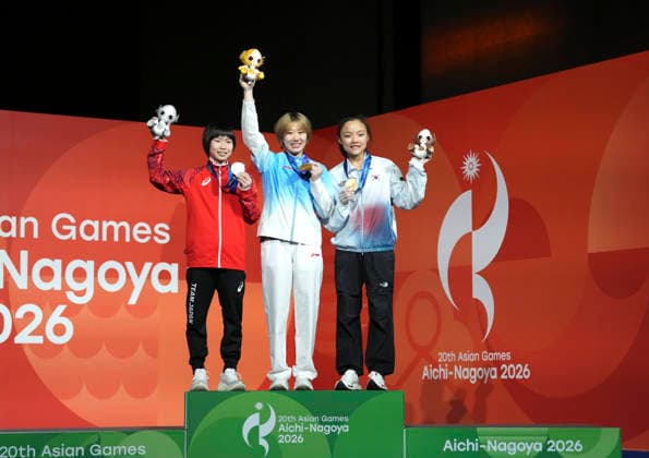 (261001) -- NAGOYA, Oct. 1, 2026 -- Gold medalist Zhang Yuetong (C) of China, silver medalist Mori Ai (L) of Japan and bronze medalist Seo Chaehyun of South Korea pose during the awarding ceremony for the women s boulder of climbing at the 20th Asian Games Aichi-Nagoya 2026 in Nagoya, Japan, Oct. 1, 2026. ) (SP)JAPAN-NAGOYA-ASIAN GAMES-SPORT CLIMBING-WOMEN-BOULDER-FINAL JiaxYuchen 