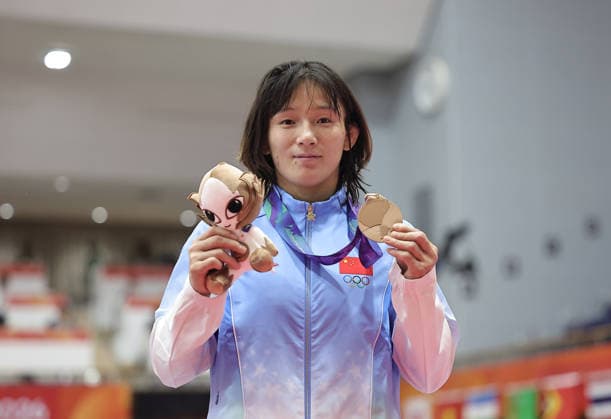 (261001) -- NAGOYA, Oct. 1, 2026 -- Bronze medalist Zhang Qi of China poses during the awarding ceremony for the women s 62kg of Wrestling at the 20th Asian Games Aichi-Nagoya 2026 in Nagoya, Japan, Oct. 1, 2026. ) (SP)JAPAN-NAGOYA-ASIAN GAMES-WRESTLING-WOMEN S 62KG LongxLei 