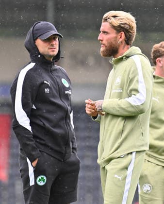 01.10.2026 - Fussball - Saison 2026 2027 - Testspiel Freundschaftsspiel Vorbereitungsspiel - VfB Stuttgart - SpVgg Greuther Fürth ( Kleeblatt ) - - Sportfoto Zink - xwoxzix - regulations prohibit any use of photographs as image sequences and or quasi-video - only for editorial use - Aleksandro Petrovic ( Co-Trainer SpVgg Greuther Fürth ) Ole Pohlmann (10, SpVgg Greuther Fürth ) vor Spielbeginn