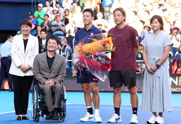 October 1, 2026, Tokyo, Japan - Japan s Kei Nishikori (C) receives flower bouquets from Ai Sugiyama (L), Shingo Kunieda (2nd L), Go Soeda (2nd R) and Kimiko Date (R) after the first round match of the Japan Open tennis championship at the Ariake Colosseum in Tokyo on Thursday, October 1, 2026. Nishikori was defeated by Frances Tiafoe of the United States and closed his professional carrier. (photo by Yoshio Tsunoda AFLO) Noxthirdxpartyxsales  aflo_352374083 YoshioxTsunodax