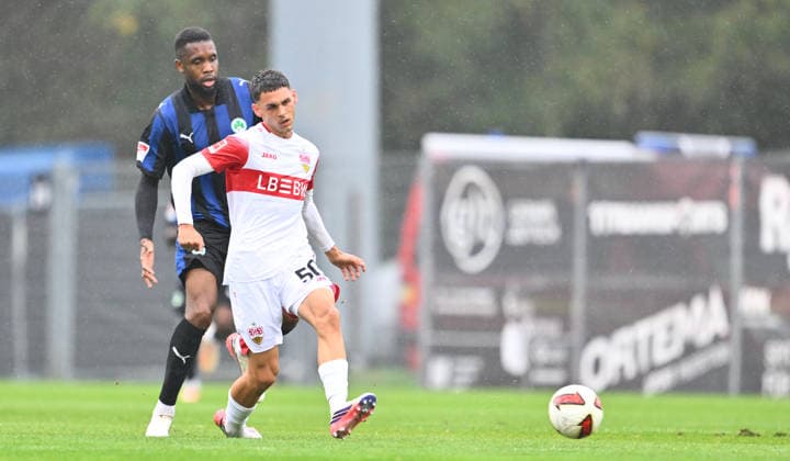01.10.2026 - Fussball - Saison 2026 2027 - Testspiel Freundschaftsspiel Vorbereitungsspiel - VfB Stuttgart - SpVgg Greuther Fürth ( Kleeblatt ) - - Sportfoto Zink - xwoxzix - regulations prohibit any use of photographs as image sequences and or quasi-video - only for editorial use - Collin Luca Schramm (50, VfB Stuttgart ) vor Jordan Pefok Siebatcheu (9, SpVgg Greuther Fürth )