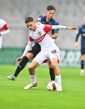 01.10.2026 - Fussball - Saison 2026 2027 - Testspiel Freundschaftsspiel Vorbereitungsspiel - VfB Stuttgart - SpVgg Greuther Fürth ( Kleeblatt ) - - Sportfoto Zink - xwoxzix - regulations prohibit any use of photographs as image sequences and or quasi-video - only for editorial use - Collin Luca Schramm (50, VfB Stuttgart ) vor Shinta Appelkamp (8, SpVgg Greuther Fürth )