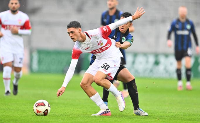 01.10.2026 - Fussball - Saison 2026 2027 - Testspiel Freundschaftsspiel Vorbereitungsspiel - VfB Stuttgart - SpVgg Greuther Fürth ( Kleeblatt ) - - Sportfoto Zink - xwoxzix - regulations prohibit any use of photographs as image sequences and or quasi-video - only for editorial use - Collin Luca Schramm (50, VfB Stuttgart ) vor Shinta Appelkamp (8, SpVgg Greuther Fürth )