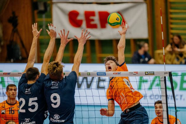 VOLLEYBALL - Coppa Pallavolo Senza Confini HARTBERG,AUSTRIA,01.OCT.26 - VOLLEYBALL - Coppa Pallavolo Senza Confini, VfB Friedrichshafen vs ACH Volley Ljubljana. Image shows Stefan Kokeza, Pierre Toledo (Friedrichshafen) and Jaka Prevorcnik (Ljubljana).  GEPAxpictures xRomanxKoenigshofer