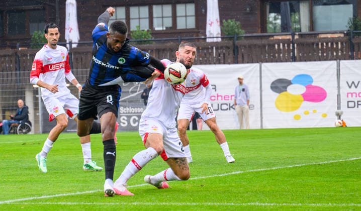 01.10.2026 - Fussball - Saison 2026 2027 - Testspiel Freundschaftsspiel Vorbereitungsspiel - VfB Stuttgart - SpVgg Greuther Fürth ( Kleeblatt ) - - Sportfoto Zink - xwoxzix - regulations prohibit any use of photographs as image sequences and or quasi-video - only for editorial use - Jordan Pefok Siebatcheu (9, SpVgg Greuther Fürth ) Jeff Chabot (24, VfB Stuttgart )