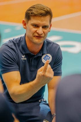 VOLLEYBALL - Coppa Pallavolo Senza Confini HARTBERG,AUSTRIA,01.OCT.26 - VOLLEYBALL - Coppa Pallavolo Senza Confini, VfB Friedrichshafen vs ACH Volley Ljubljana. Image shows head coach Adam Swaczyna (Friedrichshafen).  GEPAxpictures xRomanxKoenigshofer