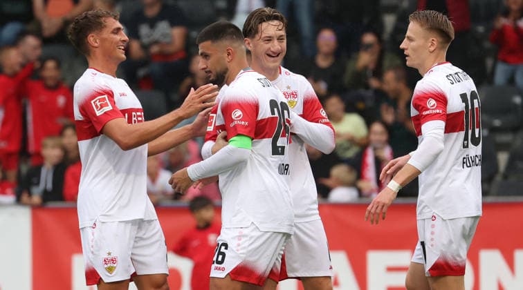 2026.10.01, Deutschland, Aspach Fußball VfB Stuttgart vs. SpVgg Greuther Fürth, v.l. Grischa Prömel, Torschütze Deniz Undav, Angelo Stiller und Chris Führich (VfB) jubeln über das Tor zum 1:0