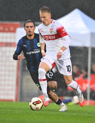 01.10.2026 - Fussball - Saison 2026 2027 - Testspiel Freundschaftsspiel Vorbereitungsspiel - VfB Stuttgart - SpVgg Greuther Fürth ( Kleeblatt ) - - Sportfoto Zink - xwoxzix - regulations prohibit any use of photographs as image sequences and or quasi-video - only for editorial use - Chris Führich (10, VfB Stuttgart ) vor Olgherto Balliu (45, SpVgg Greuther Fürth )